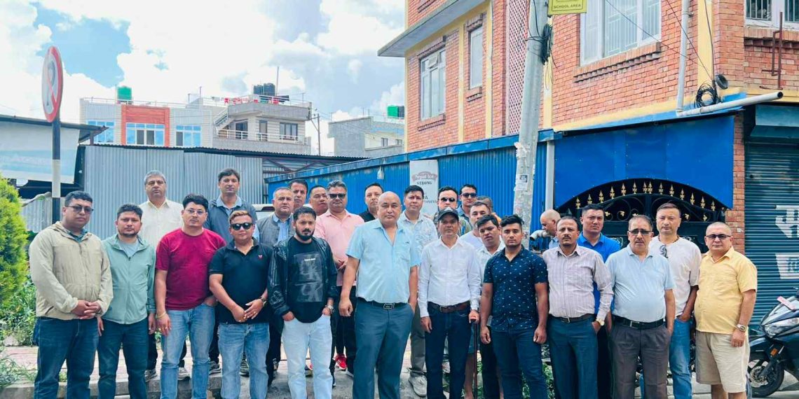 महासंघद्धारा उपाध्यक्ष महर्जनको निधन प्रति शोक प्रस्ताव पारित गदै सहयोग रकम हस्तान्तरण